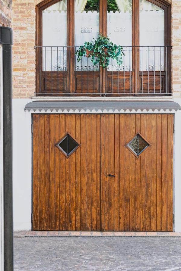 Casa Lobe - Charming Apartment In Village Centre La Morra Exterior foto